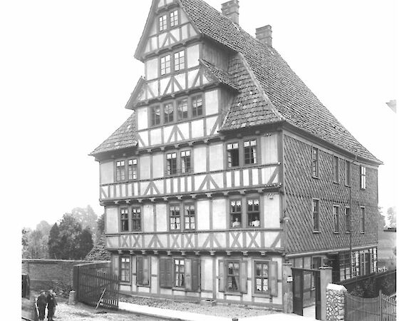 Die Außenansicht damals und heute, mit Schieferbehang und Klappläden nach historischem Vorbild. // Foto vorher © Archiv; Foto nachher © Architekturbüro Michael Schmutzer