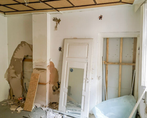 In einer Versorgungs-Innenwand wurden die Installationen im Badezimmer verlegt. // © Marco Bode