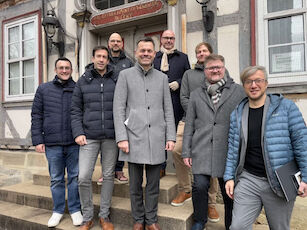 Foto © Fachwerk5ck: Auftakt zur Zusammenarbeit im Reallabor Fachwerk 4.0: (v.l.n.r.) Sebastian Penno MdL, Bgm Tobias Dannenberg, Prof. Till Böttger, Christian Frölich MdL, Bgm Simon Hartmann, Prof. Jan Christian Schlüter, Bgm Thorsten Feike, Michael Lühmann MdL
