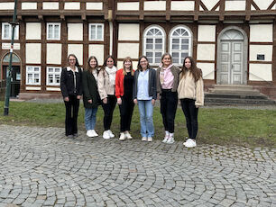 Gruppenfoto vor dem Heimatmuseum in Northeim (v.l.n.r.: Nadja Lammerich (Osterode am Harz), Anna-Lena Nordmann (Duderstadt), Hanna Sievert (Einbeck), Imke Heyen (Fachwerk5Eck), Juliane Hofmann (Fachwerk5Eck), Marie Langl (Hann. Münden), Jasmin Rödde (Northeim) ©Juliane Hofmann