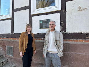 Imke Heyen (Geschäftsstelle Fachwerk5Eck) und Hauseigentümer Alfred Fischbach vor dem alten Schulhaus im Northeimer Ortsteil Stöckheim ©Juliane Hofmann