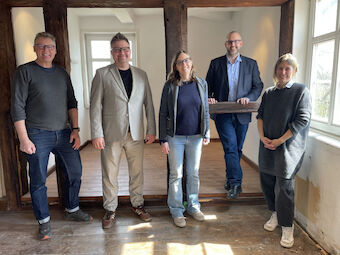 Jörg König (HAWK), Bürgermeister Thorsten Feike (Stadt Duderstadt), Juliane Hofmann (Fachwerk5Eck),Bauamtsleiter Martin Kölczer (Stadt Duderstadt) und Pia Danner (HAWK) ©Imke Heyen/Fachwerk5Eck