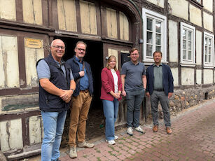Gruppenbild vor dem Haus am Spritzenhausplatz in Osterode ©Stadt Osterode (v.l.n.r.: Dirk Schweidler, Marco Bode, Imke Heyen, Marcel Deppe, Jens Augat)